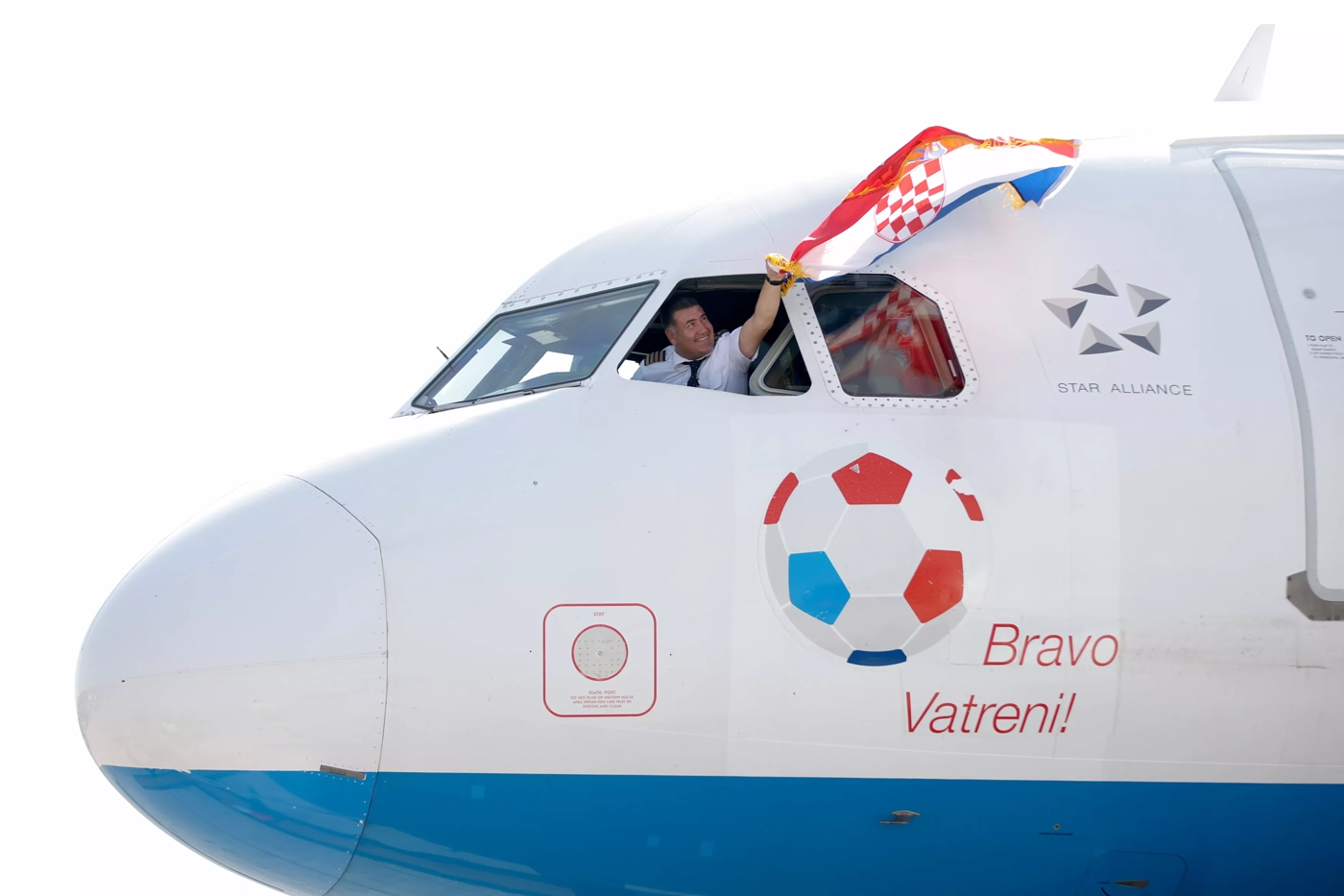 2018年世界杯亚军克罗地亚国家队抵达多哈，机长挥舞国旗欢呼